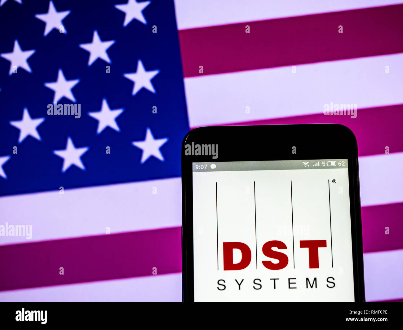 DST Systems, Inc. visto el logotipo aparece en el teléfono inteligente. Foto de stock