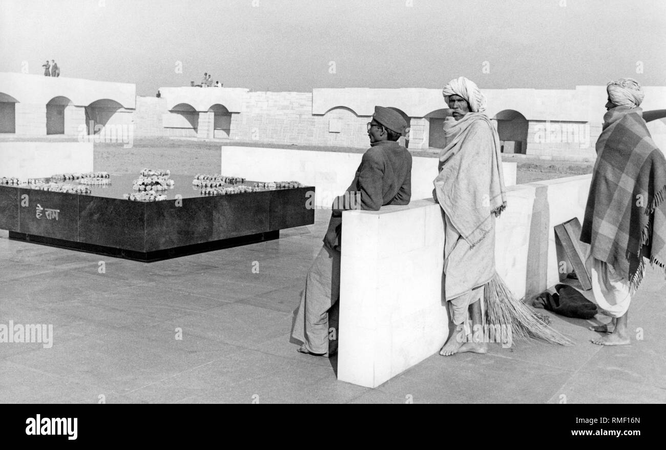 Los visitantes a la tumba de Mahatma Gandhi. La tumba, llamado Raj Ghat, es un cenotafio, desde las cenizas de Gandhi fueron dispersados en el Ganges y otras aguas. (Foto sin fecha) Foto de stock
