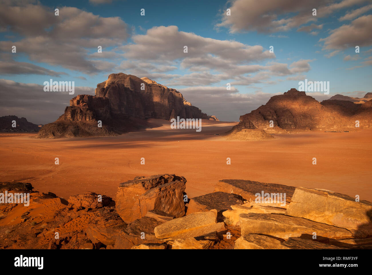 Panorama del desierto de Wadi Rum, Jordania, Oriente Medio Foto de stock