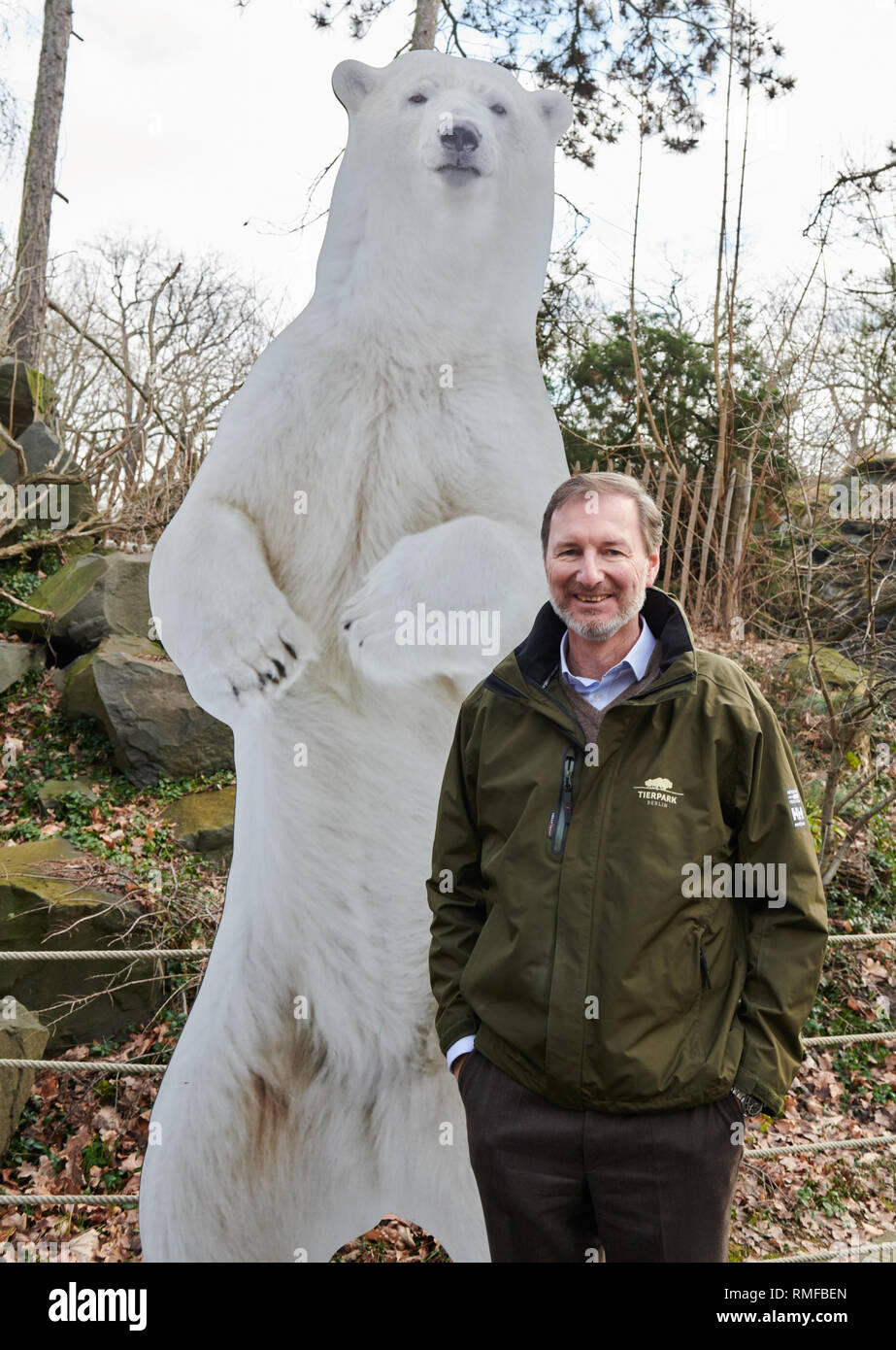 Berlín, Alemania. 14 Feb, 2019. El director del zoo, Andreas Knieriem está  junto a una vida de oso polar de tamaño de pantalla de cartón. El primer  examen de las crías de