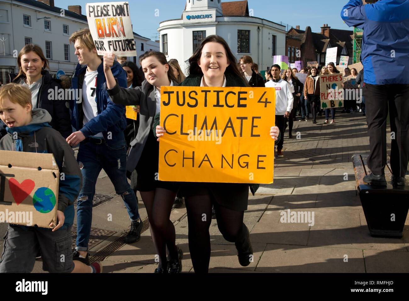 Stratford-upon-Avon, Reino Unido. 15 Feb 2019. Los estudiantes en huelga llevaban pancartas exigiendo la acción gubernamental sobre el cambio climático en el centro de 15 de febrero de 2018 Stratford-upon Avon UK. En su Carta Abierta Nacional dicen que el gobierno "Hemos tenido suficiente; no más excusas; no más inacción; queremos un futuro y vamos a luchar por ella." Gracias Crédito: Mark Boulton/Alamy Live News Foto de stock