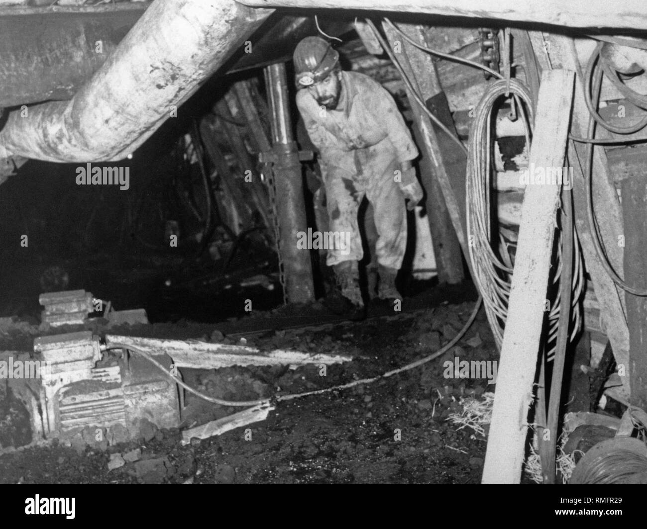 Vista en un túnel de la mina de lignito Stolzenbach en Borken (Hesse) en junio de 1988. Foto de stock