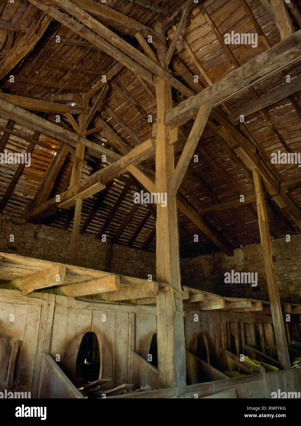 Le Duet aisled tradicional hacienda fuera St Vivien de Monségur, cerca de la Réole, Burdeos, Francia: techo, granero establos animales, piensos cajas y trastero. Foto de stock
