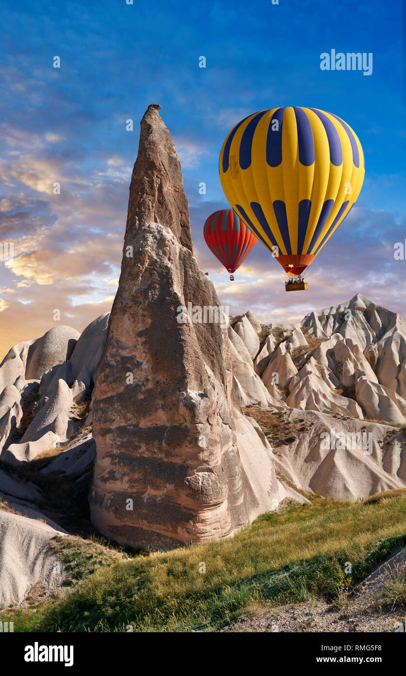 Fotos e imágenes de globos de aire caliente a través de las chimeneas de hadas pilar formaciones rocosas cerca de Goreme, Capadocia, Nevsehir, Turquía Foto de stock