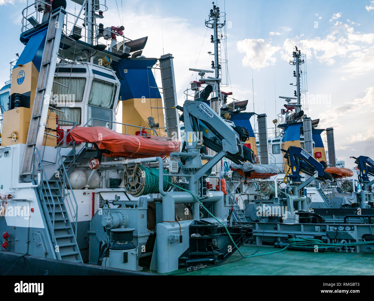 Remolcadores amarrados al atardecer en el puerto de Málaga, Andalucía, España Foto de stock