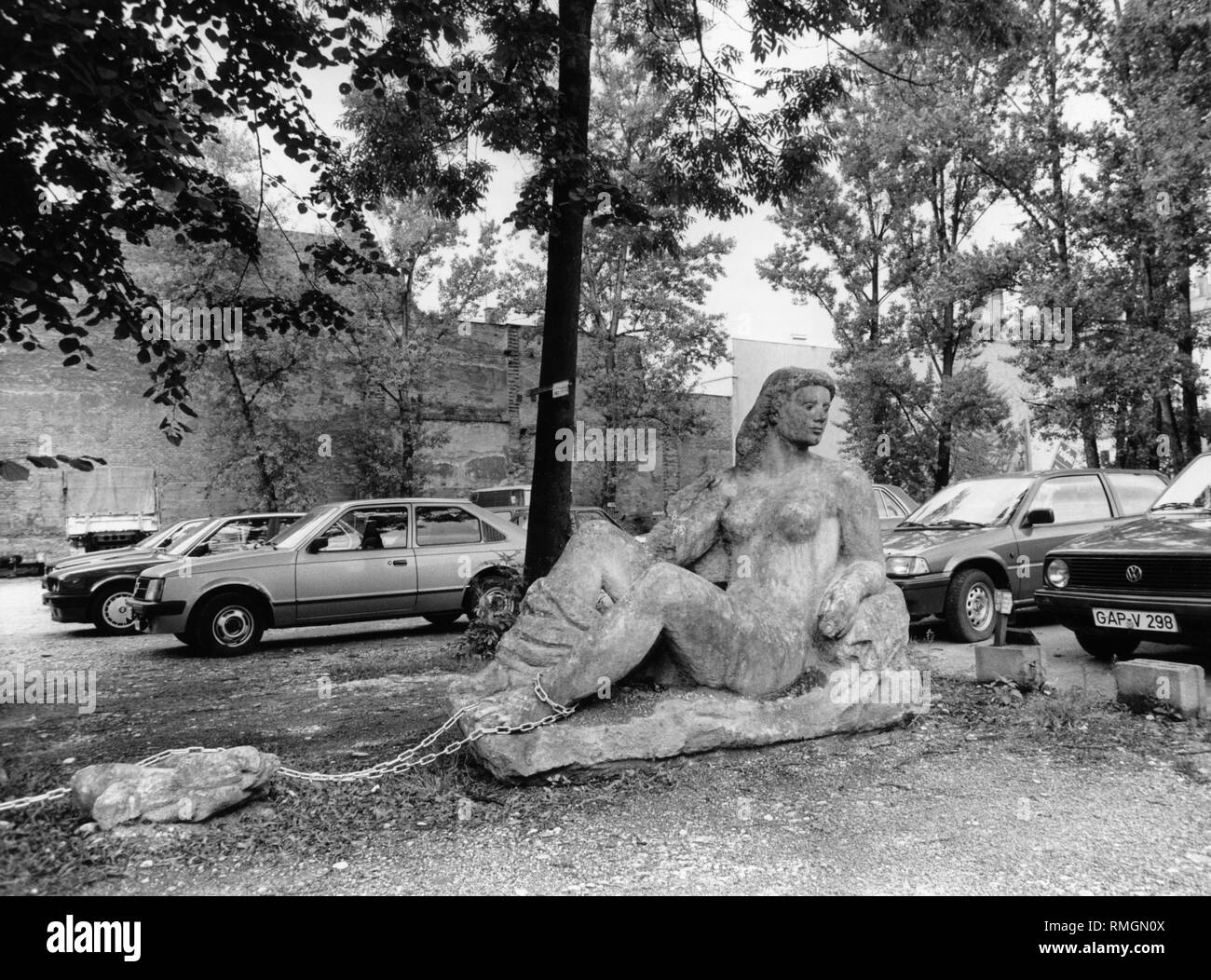 La escultura en piedra, que se alza sobre un aparcamiento privado en Munich-Schwabing, fue descubierto y excavado durante los trabajos de reparación de una tubería de agua en el sitio. La escultura está protegido contra robo por una cadena. Foto de stock