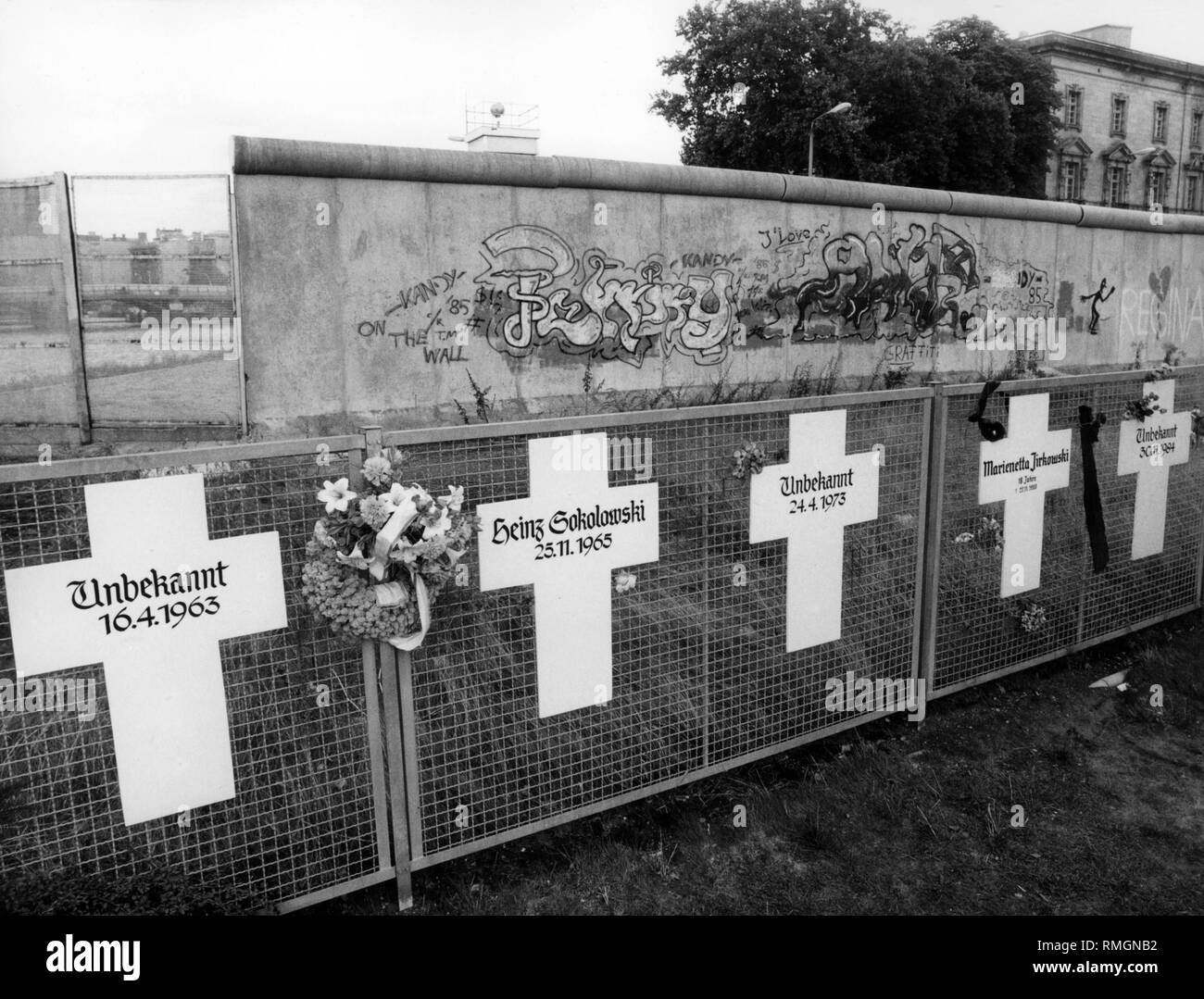 Cruza conmemorativo para las víctimas del Muro de Berlín en Berlín Occidental. Foto de stock