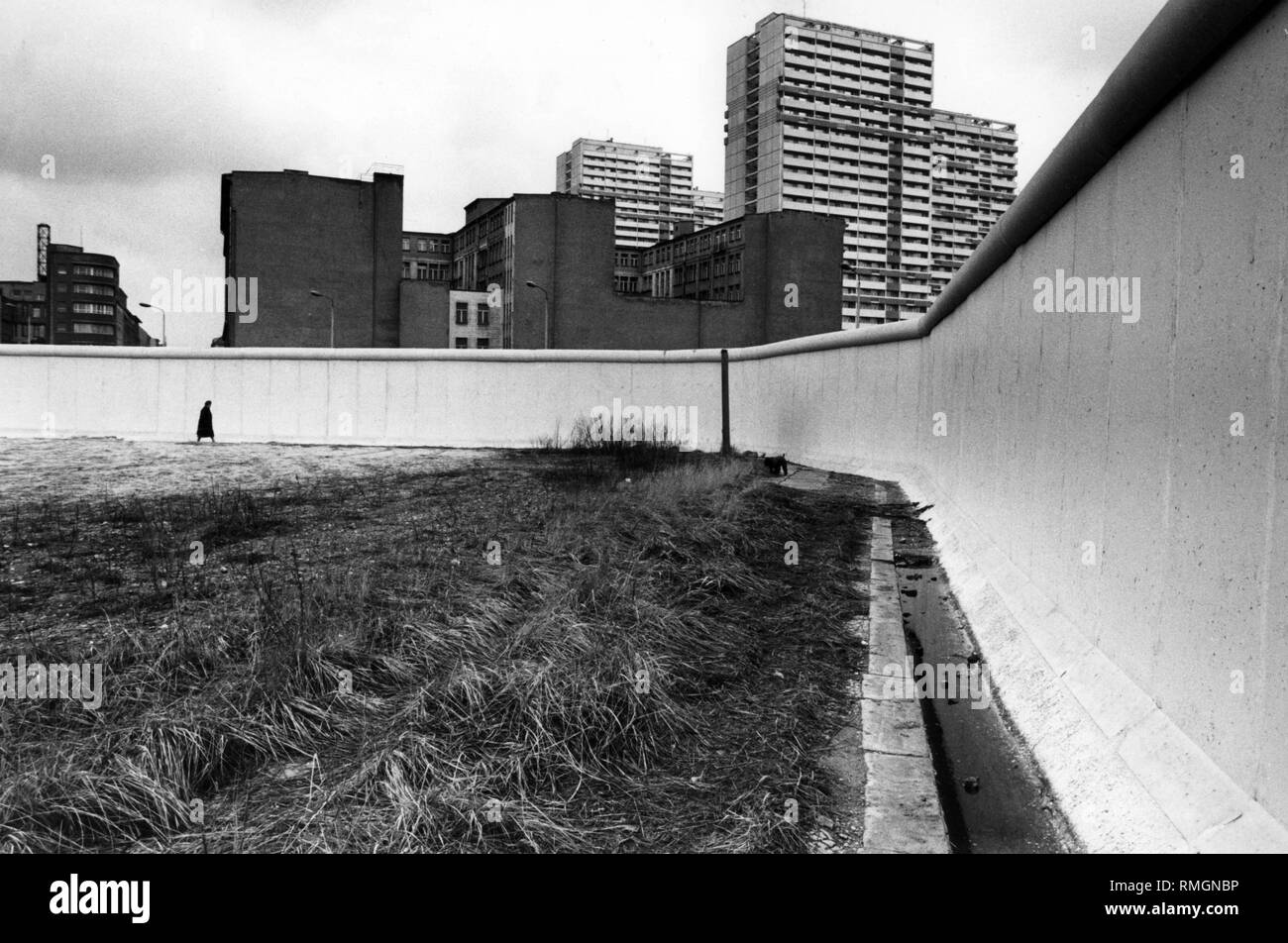 Imagen sin fechar de Berlín Oriental, altos edificios detrás del muro de Berlín. Foto de stock