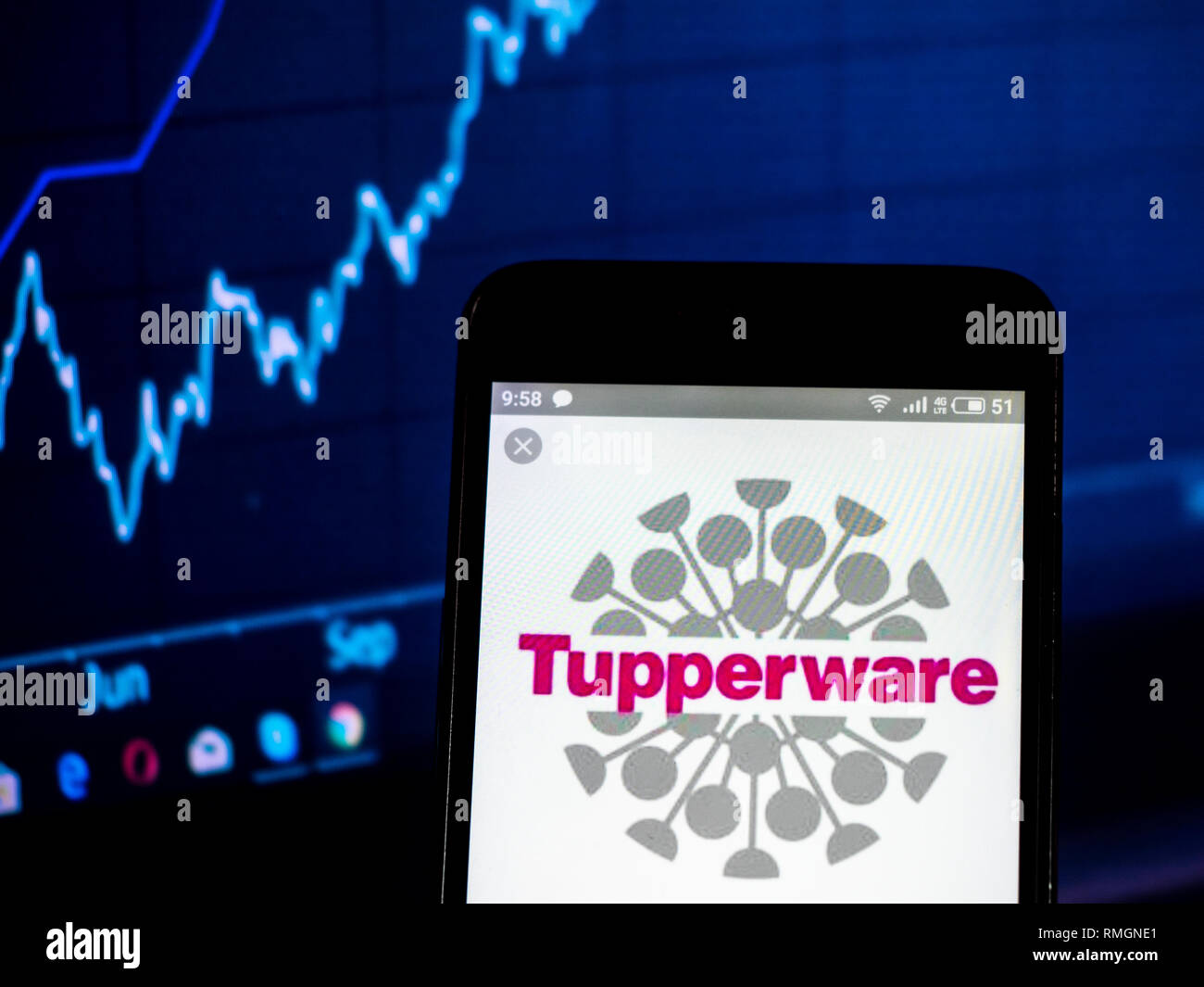 Tupperware Brands Corporation visto el logotipo aparece en el teléfono  inteligente Fotografía de stock - Alamy