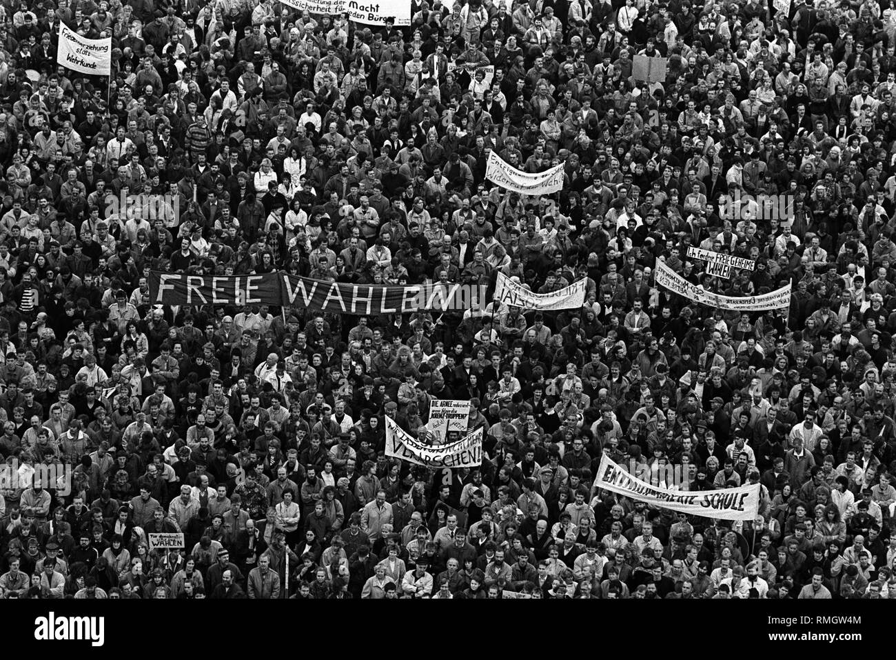 La manifestación no-estatal más grande en la historia de la RDA se lleva a cabo el 4 de noviembre de 1989. Alrededor de medio millón de personas demuestran en el centro de Berlín oriental para la libertad de prensa y de expresión, así como para la celebración de elecciones libres y una democratización de la RDA. Aquí, el último rallye en Alexanderplatz. Foto de stock