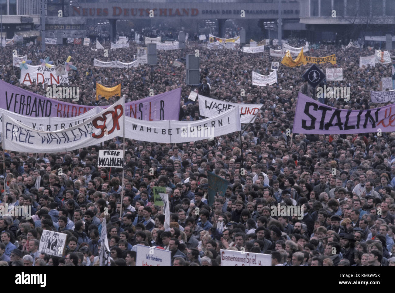 La manifestación no-estatal más grande en la historia de la RDA se lleva a cabo el 4 de noviembre de 1989. Alrededor de medio millón de personas demuestran en el centro de Berlín oriental para la libertad de prensa y de expresión, así como para la celebración de elecciones libres y una democratización de la RDA. Aquí, el último rallye en Alexanderplatz. Foto de stock