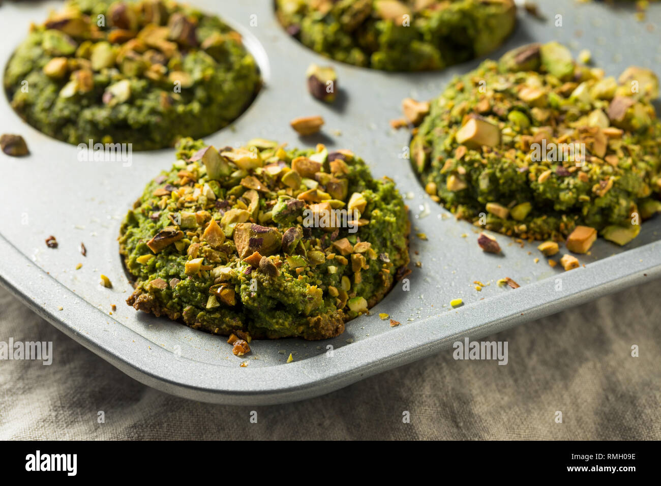 Matcha verde pistacho muffins caseros listos para comer Foto de stock