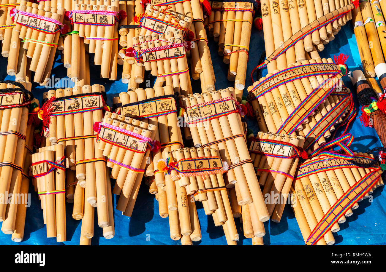 Andes tradicionales flautas de pan o zampoñas de forma en un puesto en el mercado en Cusco, Perú. Este tradicional instrumento musical pueden encontrarse en Perú, Ecuador y Bolivia. Foto de stock