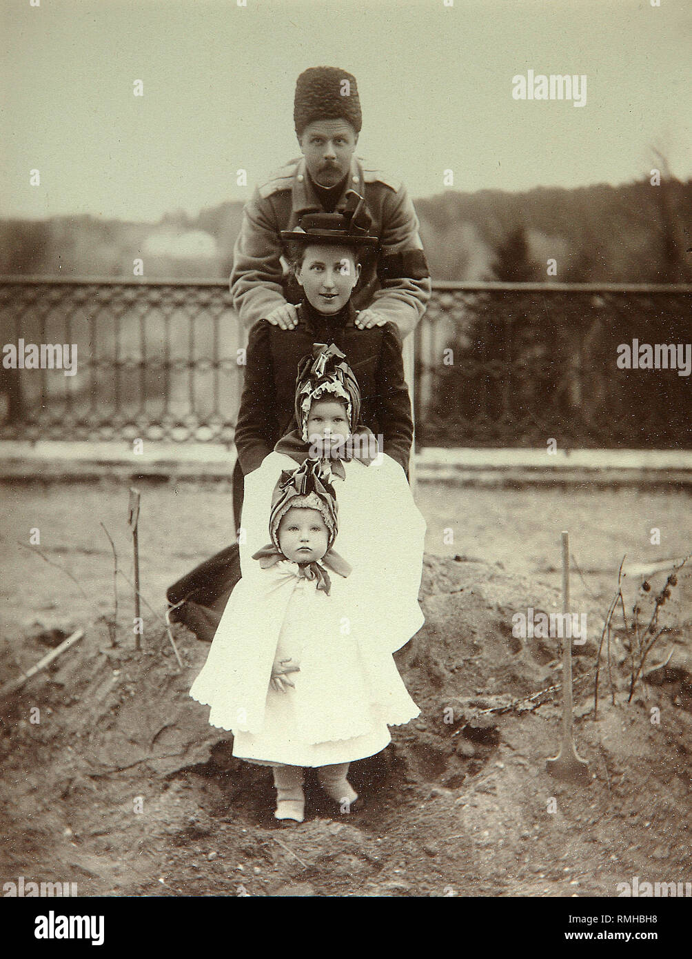 La Familia del Duque Fiodor Uvarov en Porechye Country Estate. La albúmina foto Foto de stock