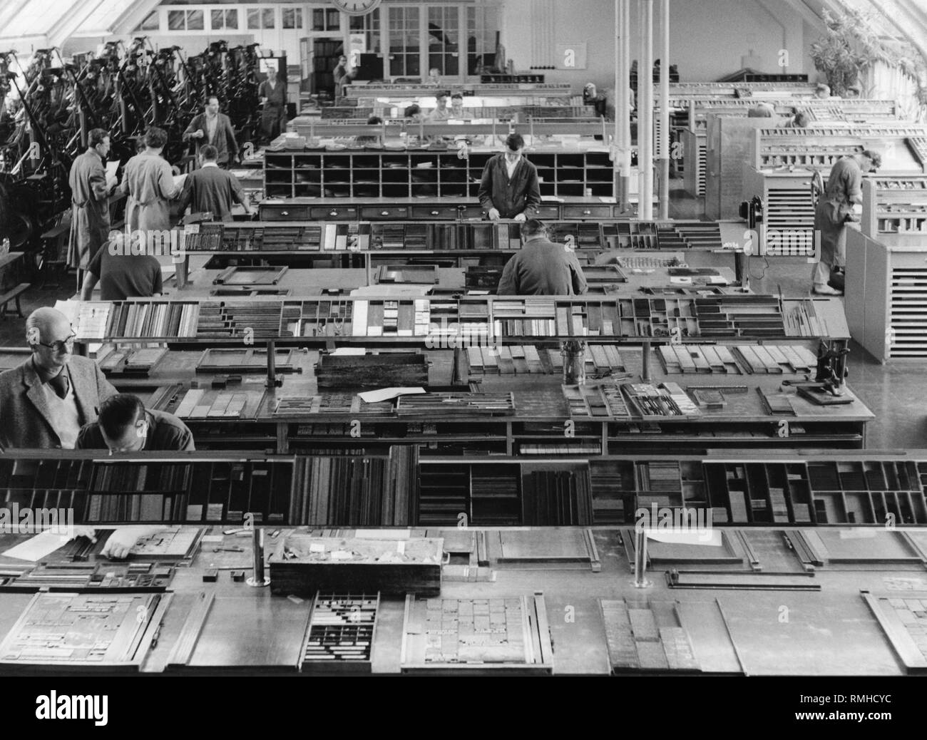 La sala de redacción comercial Sueddeutsche Verlag: configuración de prensas con diversas fuentes y diversos tamaños de fuente (sin fecha) de la imagen. Foto de stock