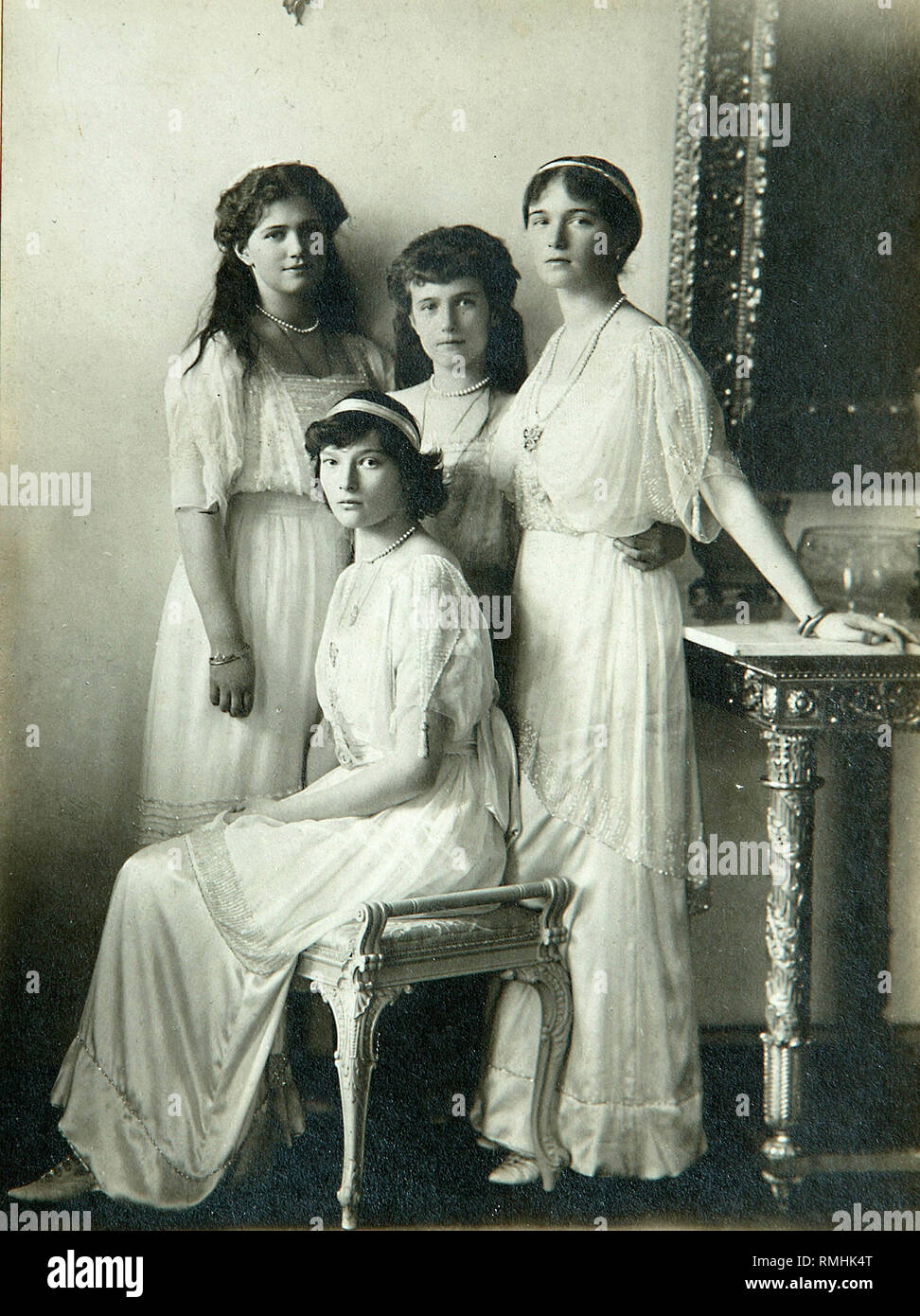 Grandes duquesas Olga de Rusia, Tatiana de Rusia, María de Rusia y Anastasia de Rusia en el salón. Fotografía Foto de stock