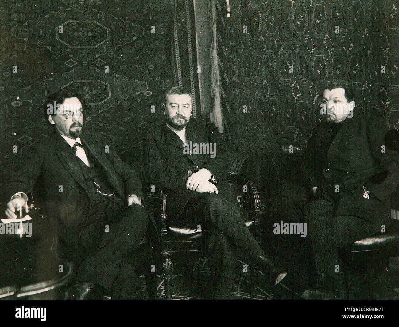 Los autores Alexander Izmailov (1873-1921) und Alexei Budishchev (1867-1916) en la Casa de Alexander Kuprin. Fotografía de gelatina de plata Foto de stock
