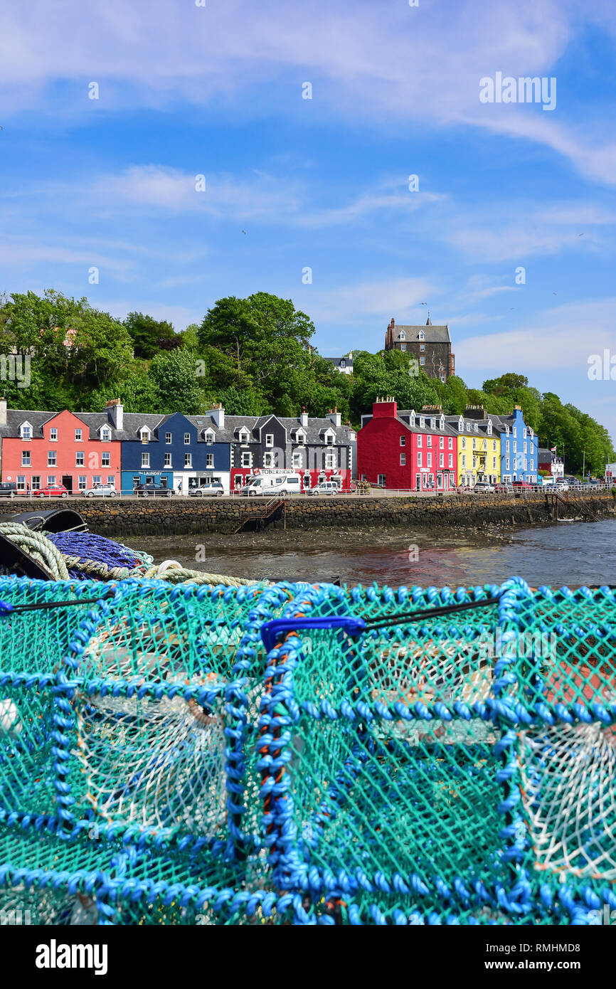 Casas coloridas y ollas de langosta en el muelle, Tobermory, Isla de Mull, Hébridas internas, Argyll y Bute, Escocia, Reino Unido Foto de stock