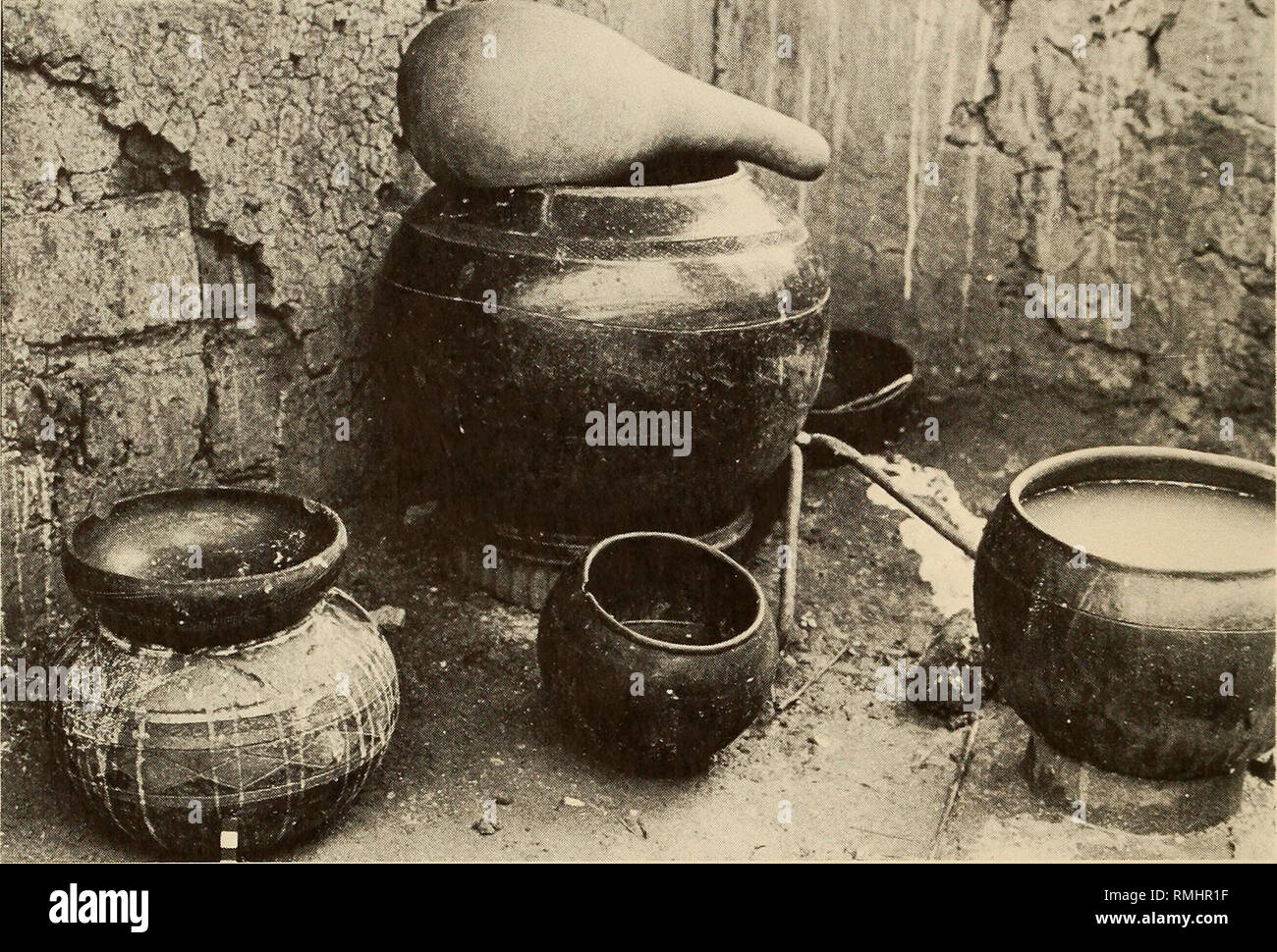 Anales del Museo de Sudáfrica = Annale van die Suid-Afrikaanse Museum.  Historia natural. 62 ANALES DEL MUSEO DE SUDÁFRICA 3. Thukhwana (Fig. 10)  una bastante grande, esféricas o elípticas olla de