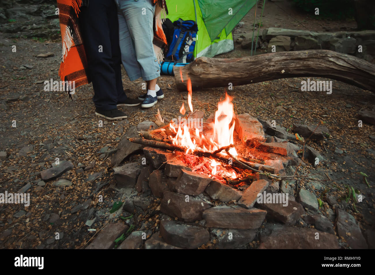 Acampar pareja romántica por fogata noche permanente Fotografía de stock - Alamy Acampar pareja romántica por fogata noche permanente Fotografía de stock - Alamy