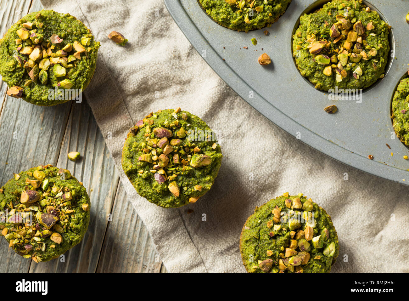Matcha verde pistacho muffins caseros listos para comer Foto de stock