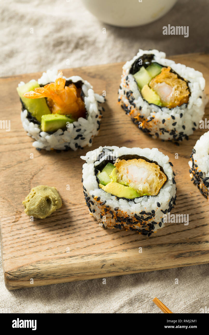Sushi Roll Tempura Shirmp casero con Aguacates Foto de stock