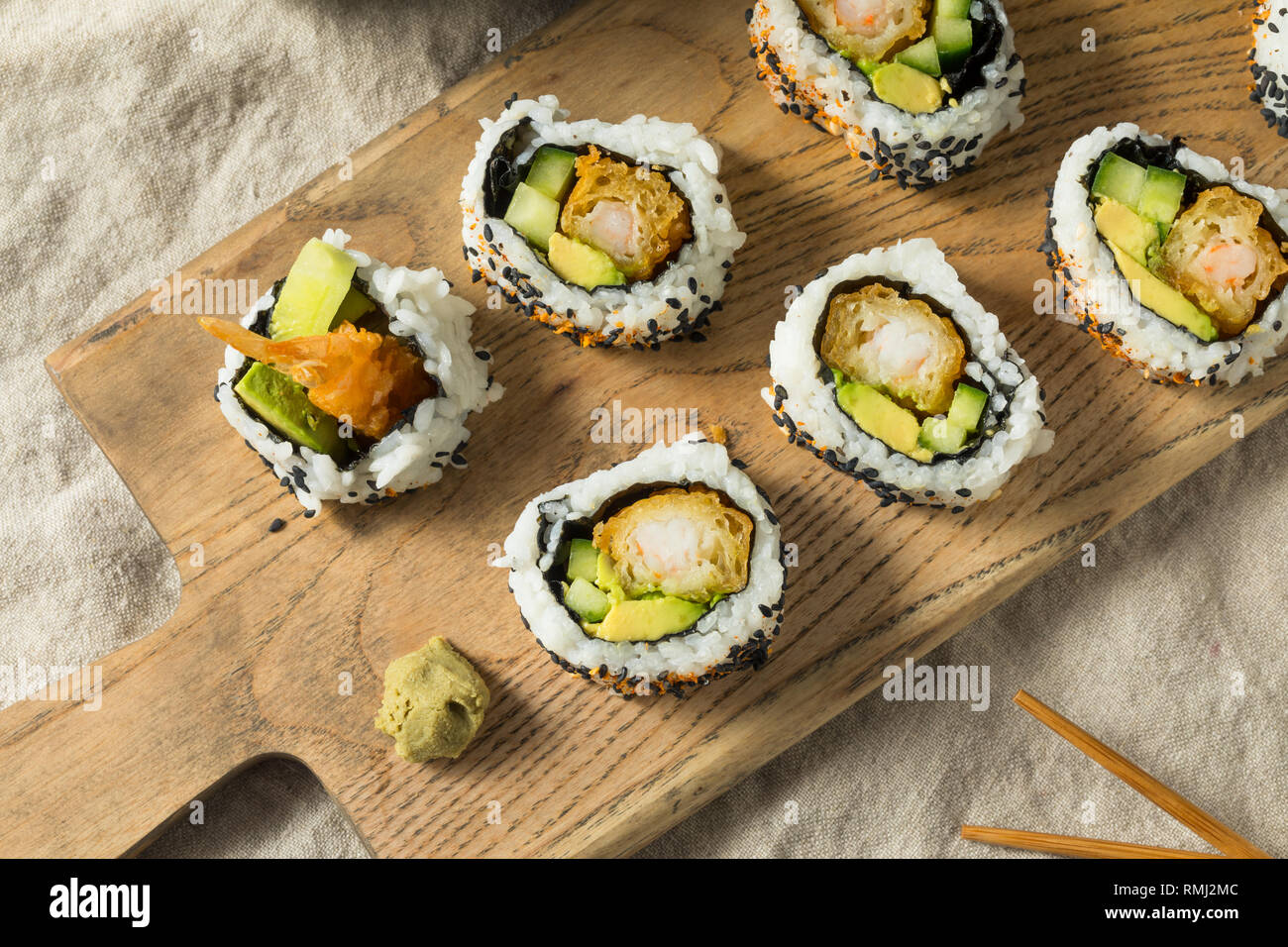 Sushi Roll Tempura Shirmp casero con Aguacates Foto de stock