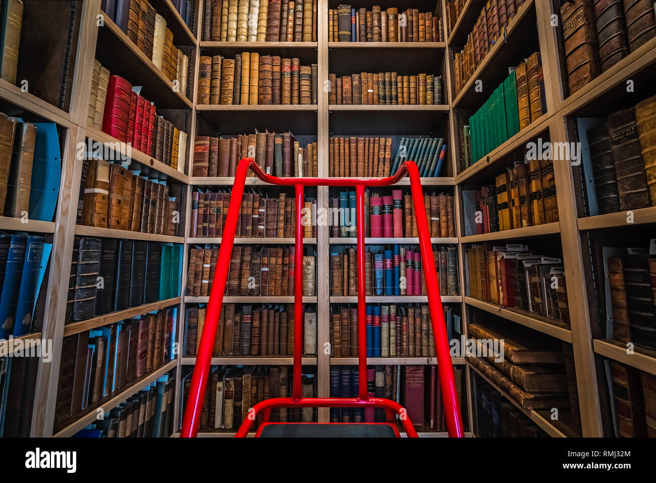 Rochester, Inglaterra - Julio de 2018 : La escalera roja proporcionando  acceso a estantes superior con disco de antigüedades y libros de tapa  blanda en una biblioteca Fotografía de stock - Alamy