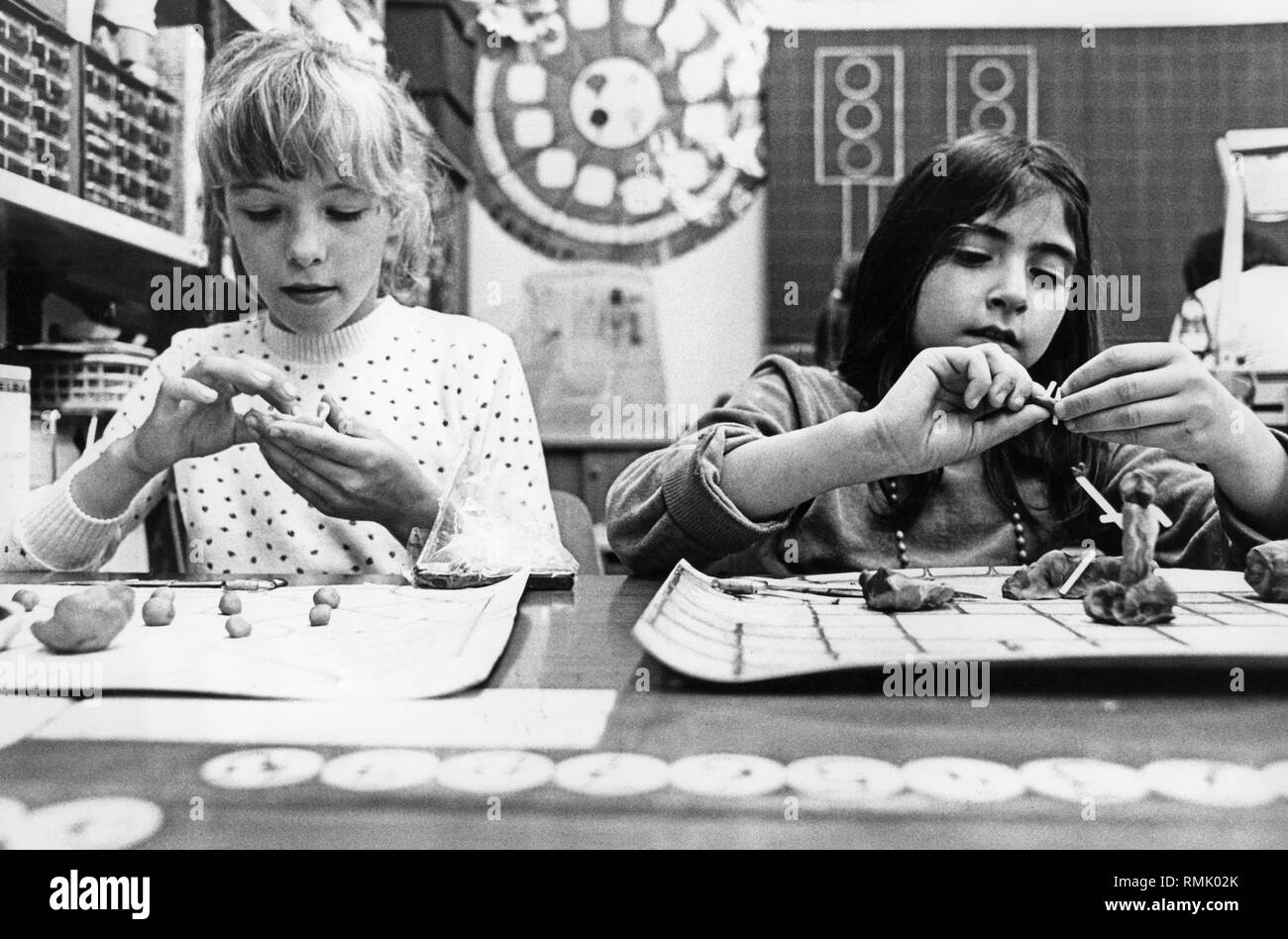 Los alumnos de la Escuela Elemental de Peter Petersen Muehlheimer Freiheit  en Colonia. Alumnos de primaria durante una lección de artesanía. (Foto sin  fecha Fotografía de stock - Alamy