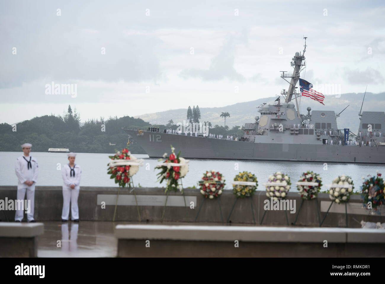 181207-N-OC394-0255 Pearl Harbor (Dec. 7, 2018) Yeoman Seaman Katherina Tonkin, de izquierda, de Las Vegas, Nevada, y el Técnico Electrónico (Radio) 2ª clase Blake Mitchell, en Cary, Illinois, velan sobre las coronas donado por el Día Nacional de Recordación de Pearl Harbor 77th Aniversario ceremonia como clase Arleigh-Burke misil destructor USS Michael Murphy (DDG 112) hace honores . La ceremonia se realizó en recuerdo de las 2.390 víctimas estadounidenses han perdido durante el ataque a Pearl Harbor y a reflexionar sobre la paz y la prosperidad forjada por todos los que combatieron. (Ee.Uu. Navy photo by Seam Foto de stock