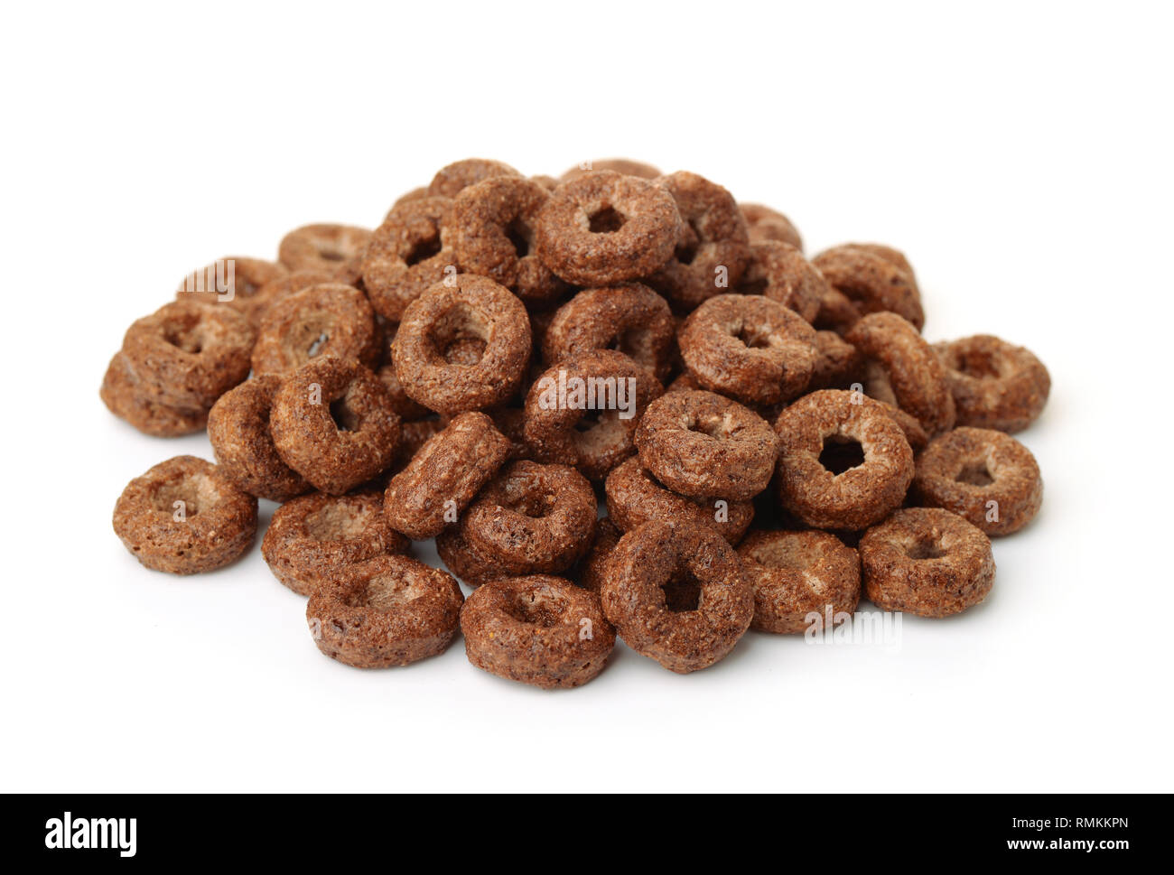 Montón de anillos de cereales chocolate aislado en blanco Foto de stock