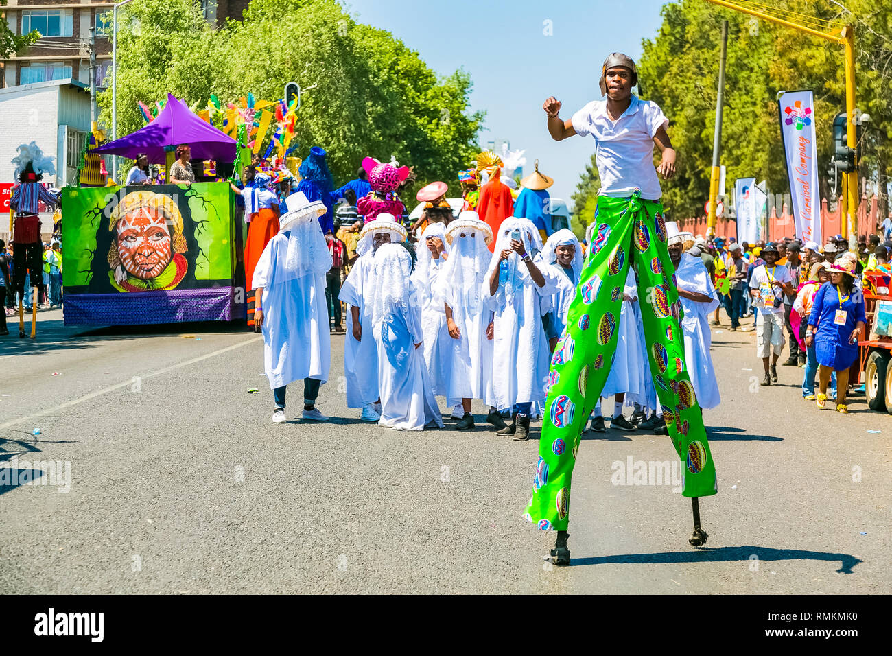 Pretoria, Sudáfrica - El 24 de septiembre de 2016: carrozas y disfraces  disfraces en el carnaval de Gauteng en Pretoria Fotografía de stock - Alamy