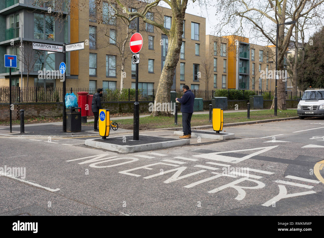 Southwark Council ingenieros de caminos inspeccionar un nuevo diseño de empalmes en Champion Hill, el 13 de febrero de 2019, en Londres, Inglaterra. Foto de stock