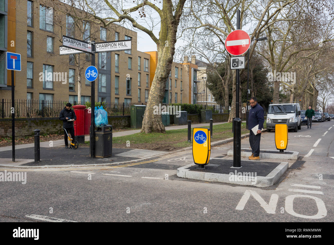 Southwark Council ingenieros de caminos inspeccionar un nuevo diseño de empalmes en Champion Hill, el 13 de febrero de 2019, en Londres, Inglaterra. Foto de stock