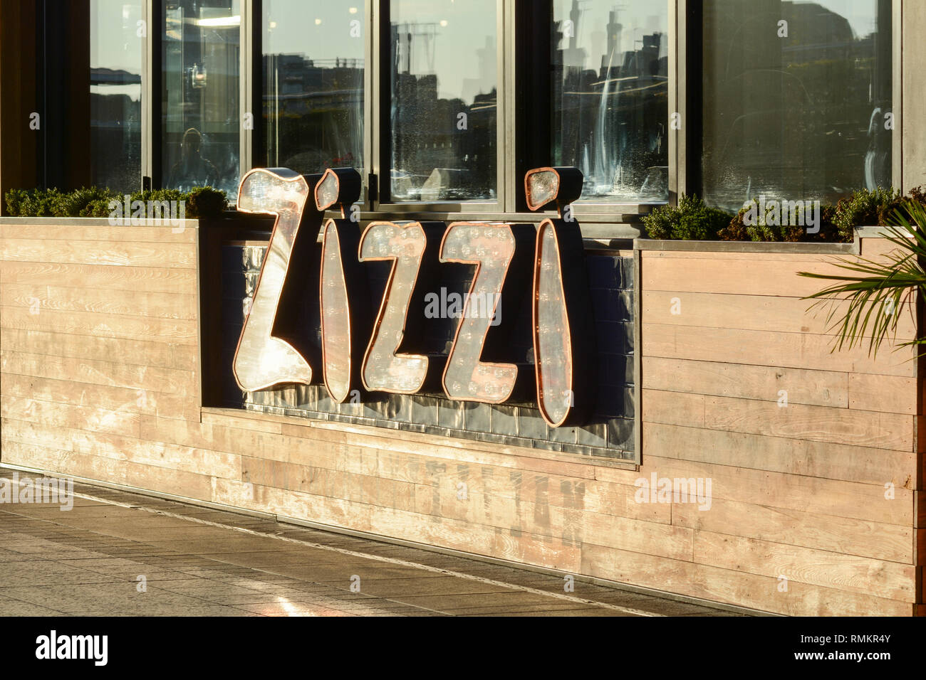 Los carteles fuera de la cadena Zizzi restaurante italiano en el centro comercial Westfield London, Ciudad Blanca, Londres, Reino Unido. Foto de stock