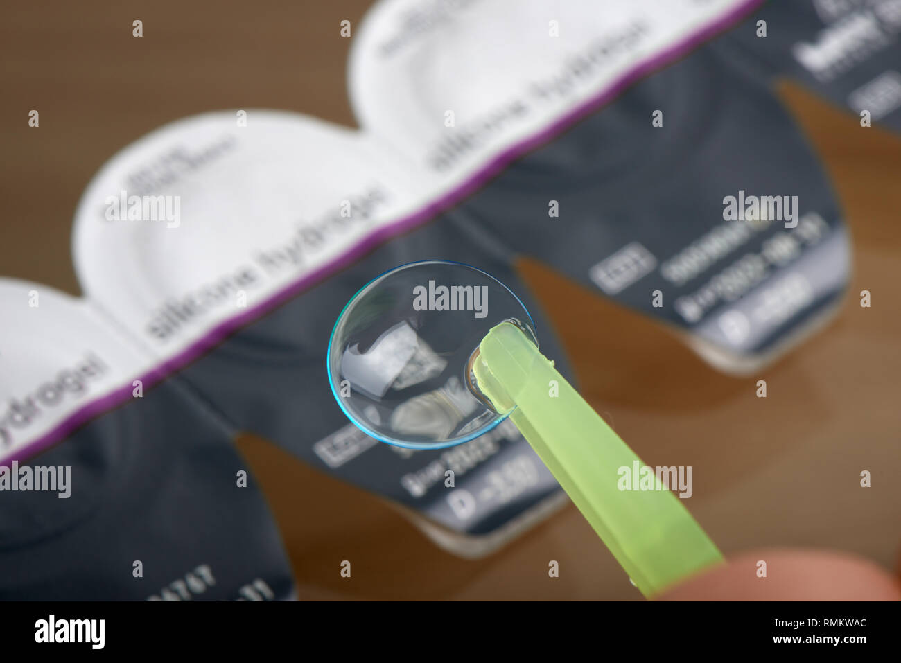 Close-up de lente de contacto sobre los antecedentes del caso de lentes desechables diarias. Foto de stock