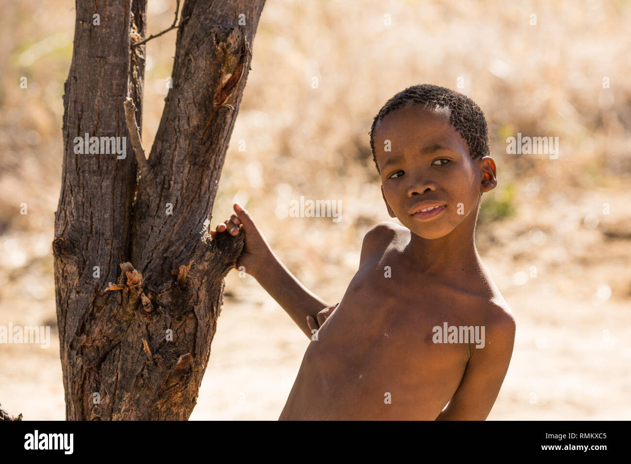 Retrato de un niño bosquimano. Fotografiado en Namibia Foto de stock