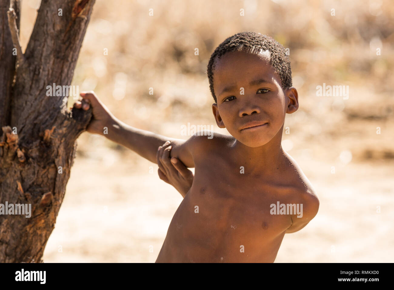 Retrato de un niño bosquimano. Fotografiado en Namibia Foto de stock