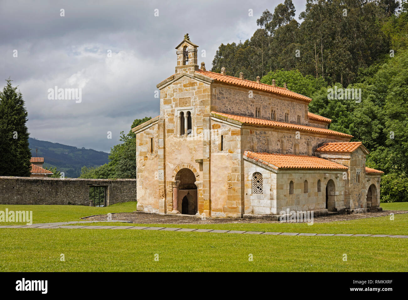 Iglesia de San Salvador de Valdediós (la iglesia del Santísimo Salvador de Valdediós) cerca de Villaviciosa, Asturias, España. La iglesia pre-románica se f Foto de stock