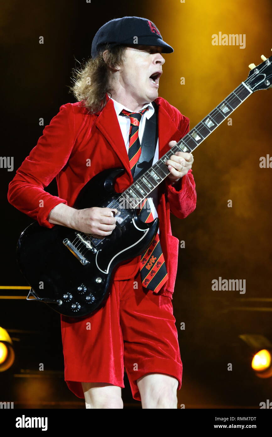 El guitarrista Angus Young está demostrado actuar en el escenario durante  un concierto en vivo con apariencia ac dc Fotografía de stock - Alamy