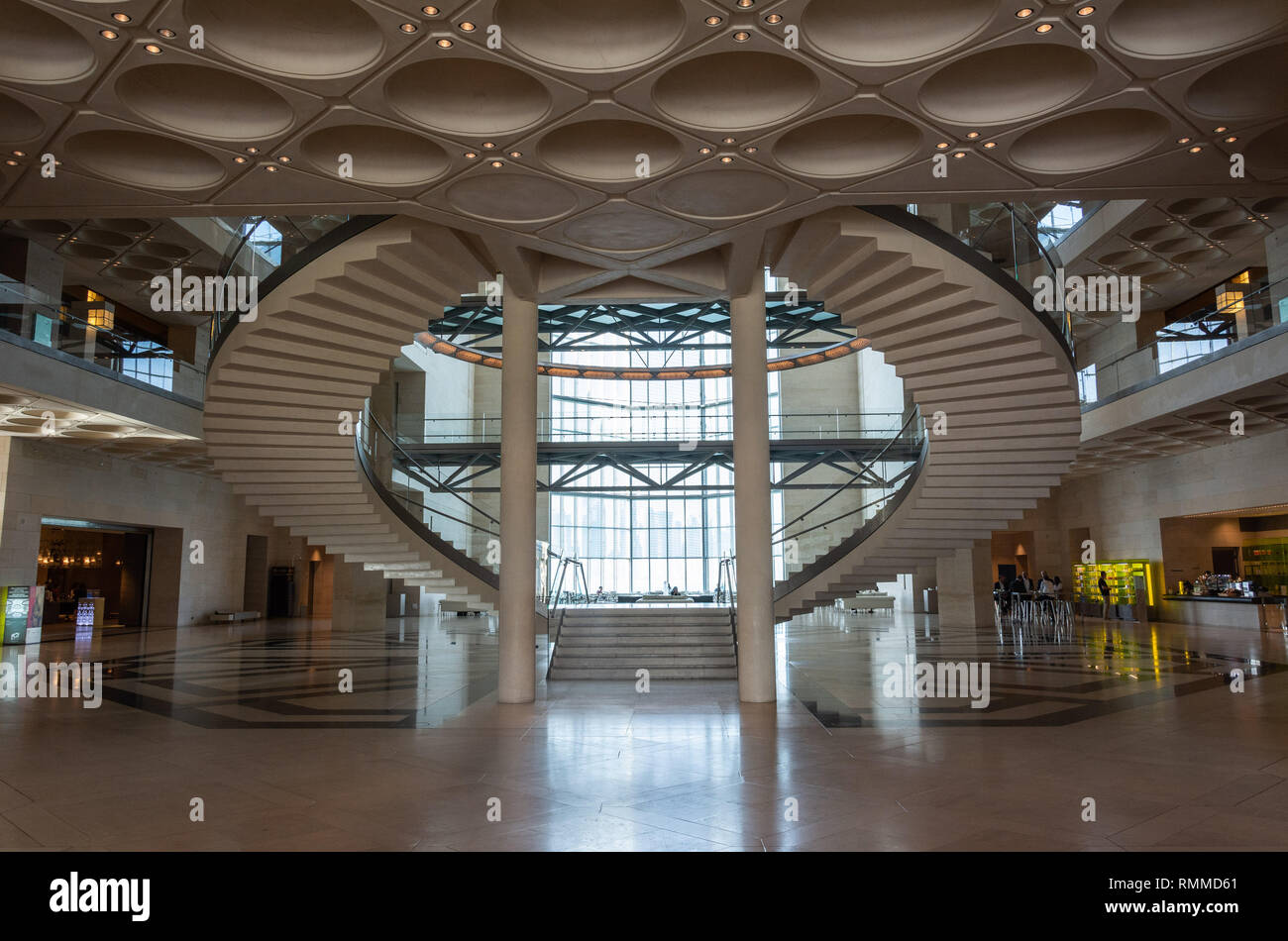 Doha, Qatar - 9 de noviembre de 2016. Vista interior de la zona del vestíbulo del museo de arte islámico en Doha. Foto de stock