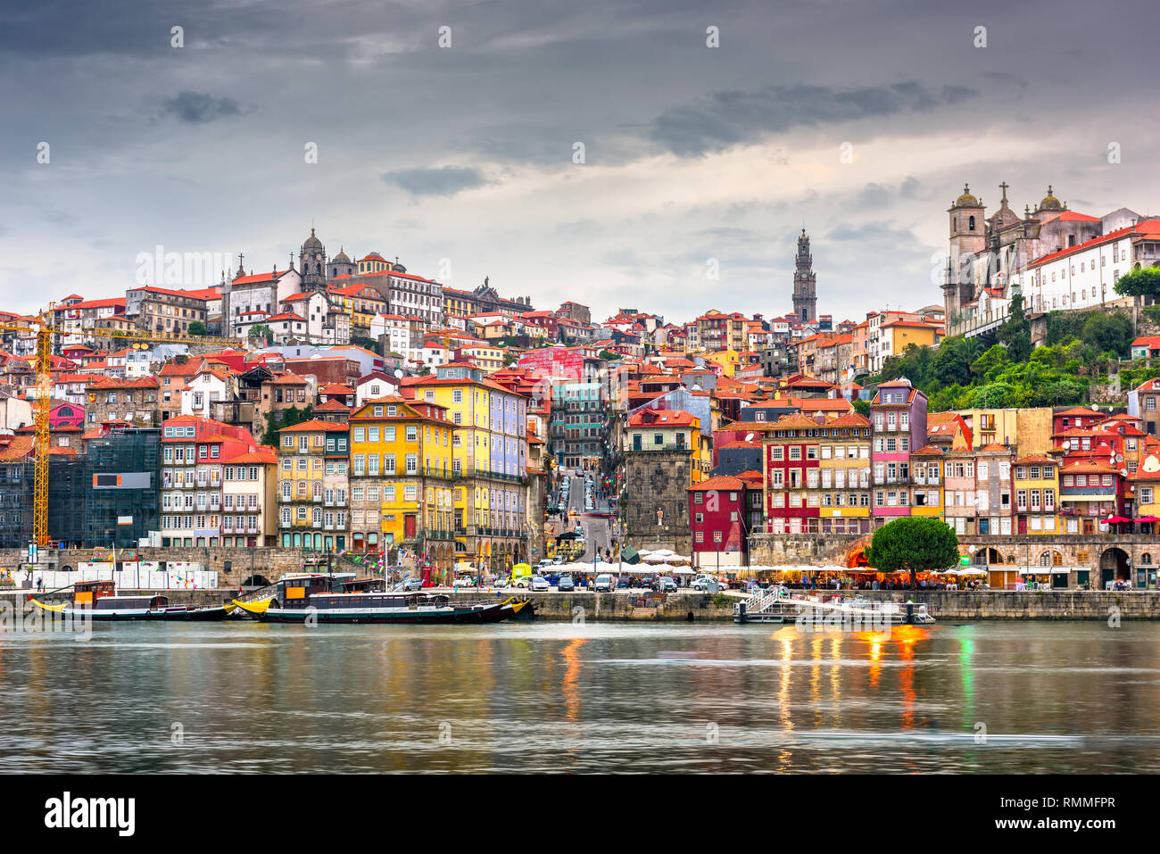 Oporto, Portugal, antigua ciudad desde el otro lado del río Duero. Foto de stock