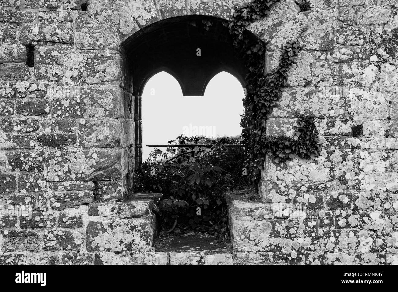 Fenster einer Burgruine Foto de stock