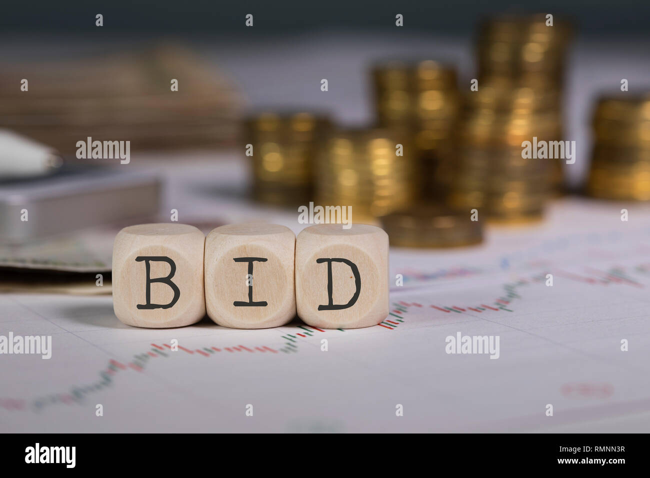 Oferta de palabras compuestas de letras de madera. Pilas de monedas en el  fondo. Closeup Fotografía de stock - Alamy