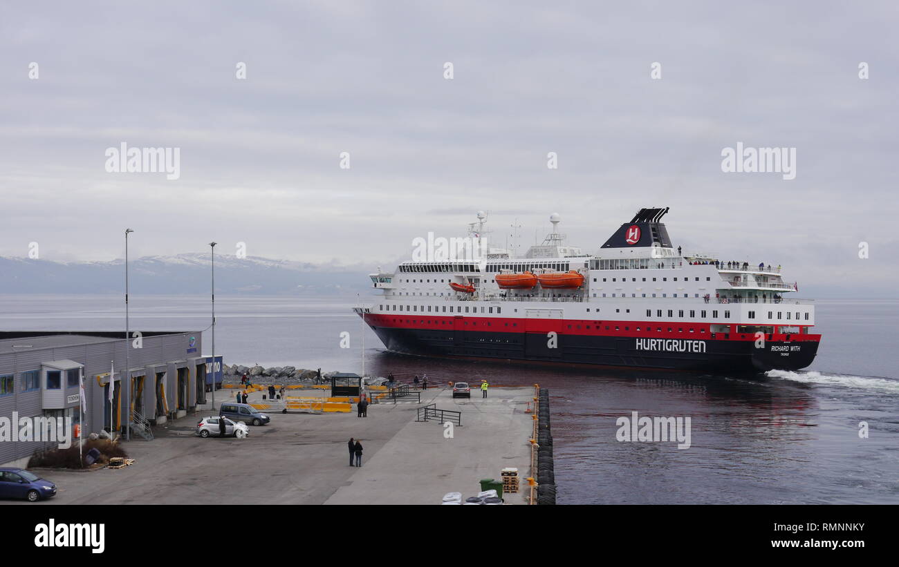 Richard con MS Hertigruten zarpando, Noruega Foto de stock