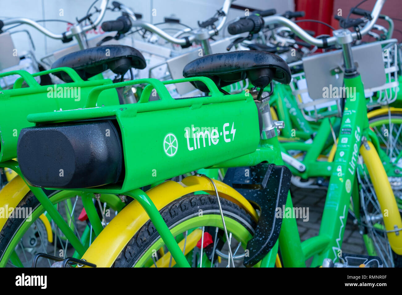 Un clúster de cal-E bicicletas eléctricas están estacionados en un almacén en el oeste de Londres Foto de stock