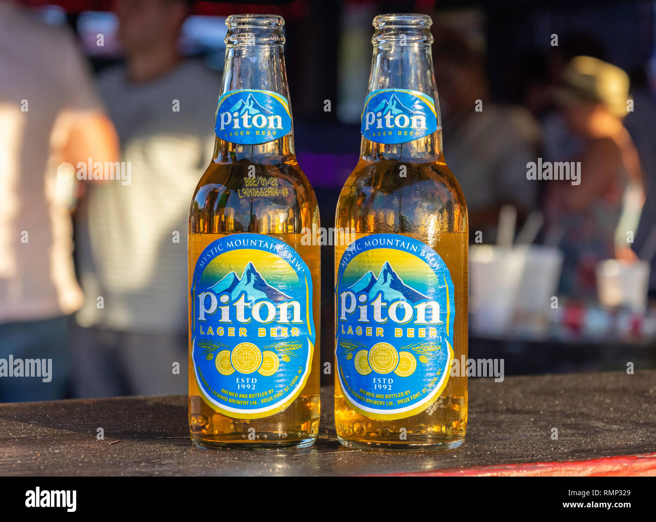 Piton Lager botellas de cerveza, ron terapia Bar, Pointe Seraphine, Castries, Santa Lucía, Antillas, Caribe Foto de stock
