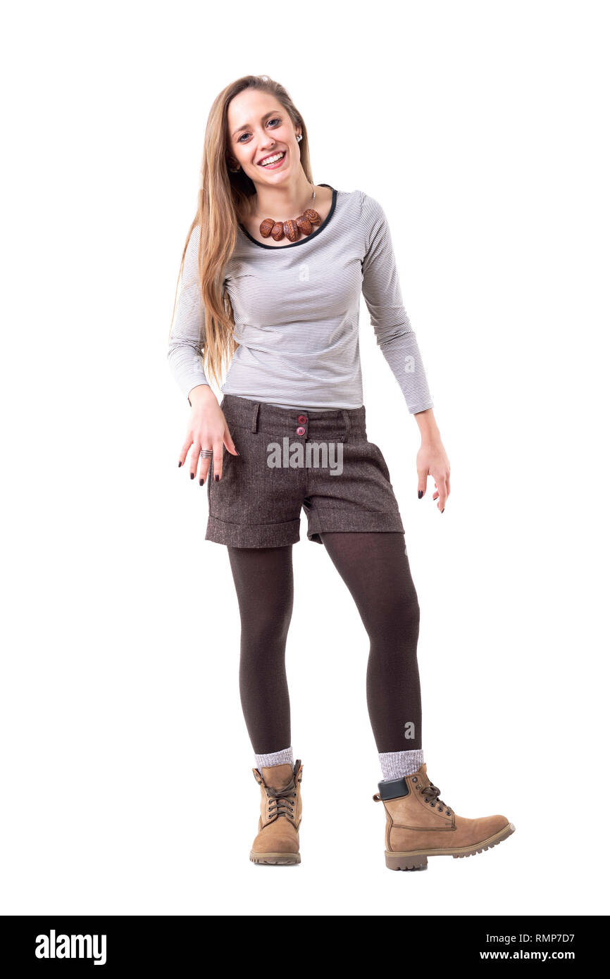 Lindo joven cándido relajado hipster chica riendo vistiendo botines de  piel. Cuerpo completo aislado sobre fondo blanco Fotografía de stock - Alamy