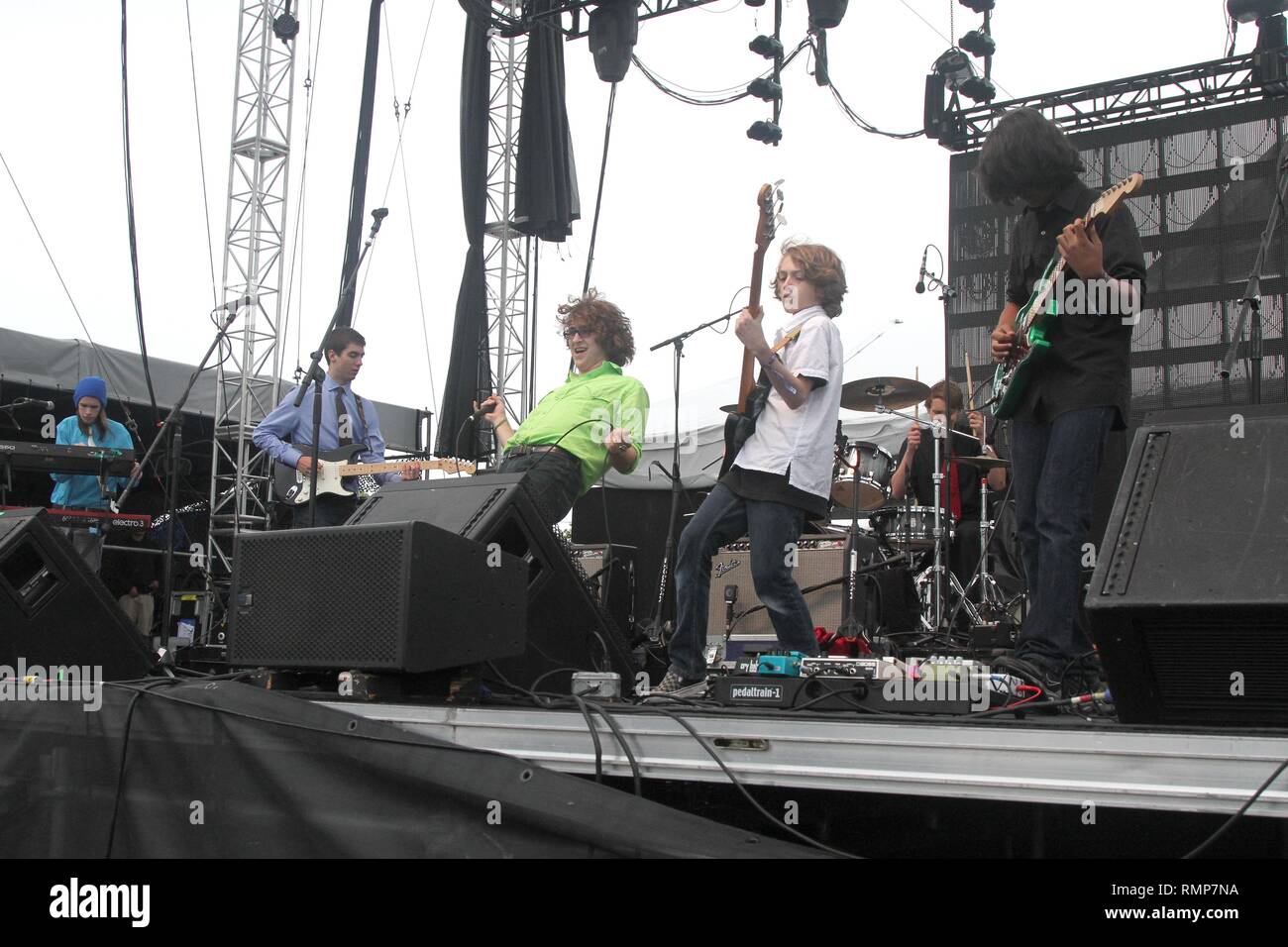 La Escuela de Rock Allstars aparecen actuando en el escenario durante un concierto 'live' apariencia. Foto de stock