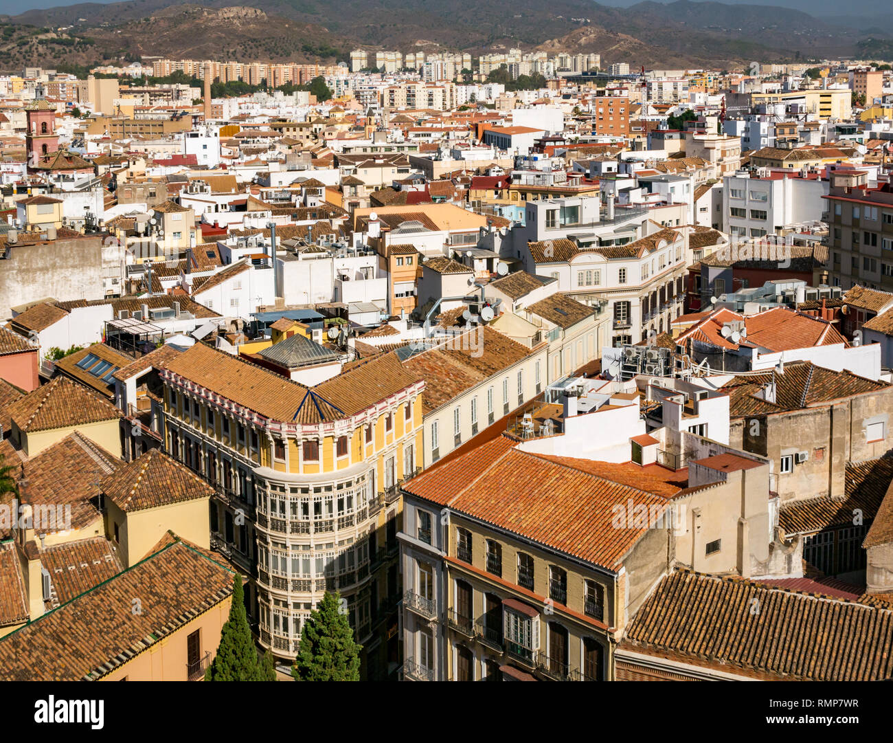 Vista desde arriba de las casas antiguas, en la esquina del edificio y calles estrechas, casco antiguo de Málaga, Andalucía, España Foto de stock